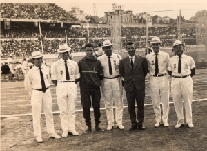 Javier Álvarez Salgado, tercero por la izquierda, durante los Mundiales Militares de 1964 en Riazor. A la izquierda, el atleta Carlos Pérez, integrado en la organización