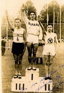 Moncho Rodríguez, en el centro, vencedor en Milán en 1942