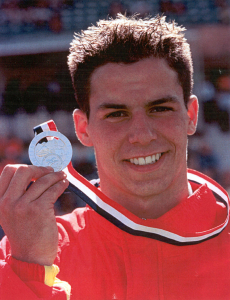 David Gómez con la medalla de plata de decatlón de los Mundiales júnior 2000